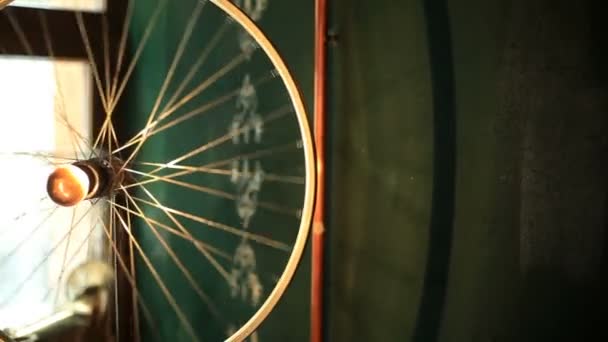 Lampe leuchtet, während sich Rad dreht — Stockvideo