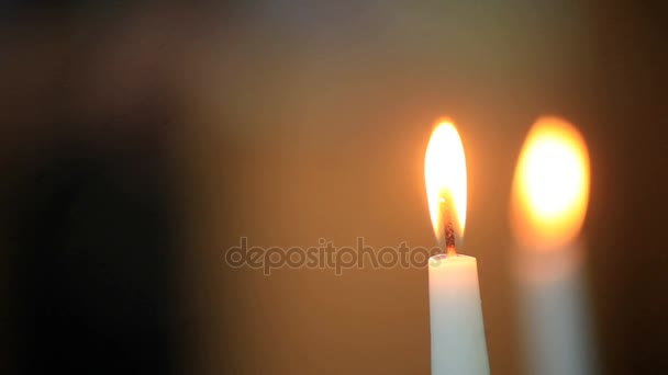 Weiße Kerze brennt hell — Stockvideo