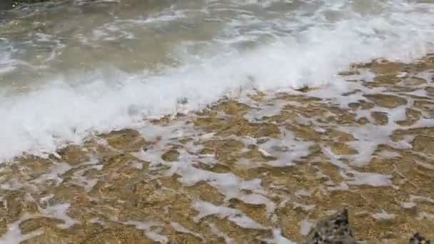 Sea water splashes on the beach — Stock Video