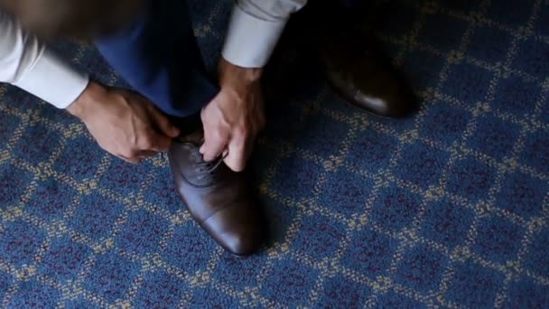 Homme lacets ses chaussures en cuir — Video