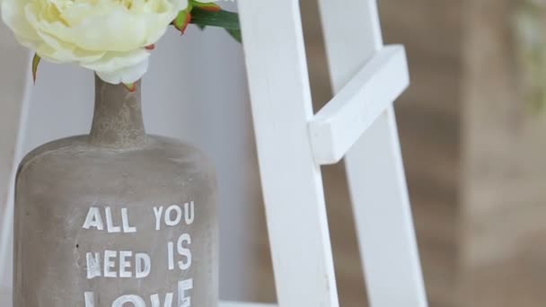 Bílý žebřík zdobené vázy, postavy a květiny — Stock video