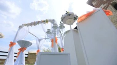 Düğün Sunaktan asılı beyaz perde rüzgar esiyor