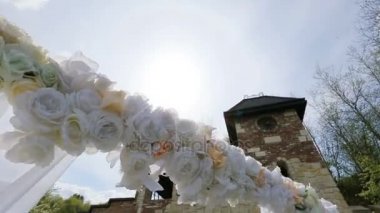Beyaz çiçek çelenk düğün sunak üzerinde üzerinde güneş parlıyor