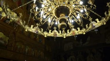 Kilise tavanda altında muhteşem altın avize asmak