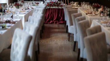Bir restoranda yemek masalarında satırlardaki gri sandalye standı