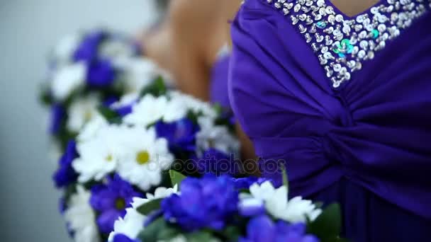 Kvinnor i blå klänningar innehar blå Bröllopsbuketter — Stockvideo