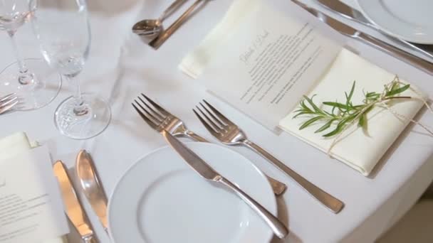 白い食卓に横に輝くのフォークとナイフ — ストック動画