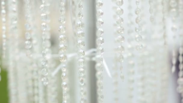 Chaînes en cristal accrochées au lustre 