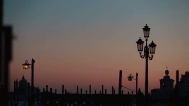 Mann und Frau stehen eng umschlungen unter der Laterne irgendwo in Venedig — Stockvideo