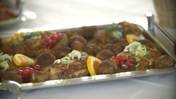 Deliciosa carne con limón y bayas servidas en plato cuadrado — Vídeos de Stock