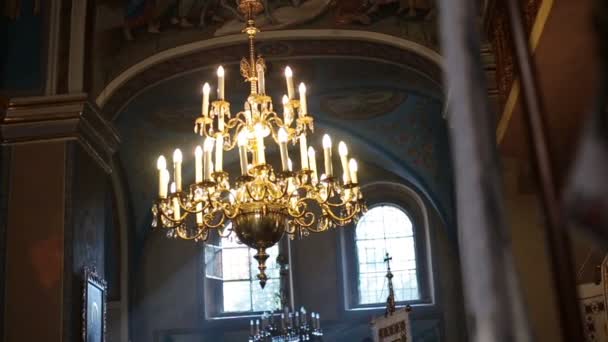 Lámpara de araña de oro cuelga del techo en la iglesia — Vídeos de Stock