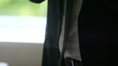 Siyah elbiseli adam onun ceketini düğmeleri