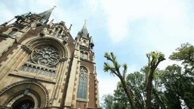 Aşağıdan güzel Gotik kilise bak