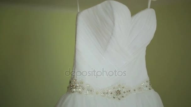 Robe de mariée avec ceinture en cristal accroche sur cheville — Video