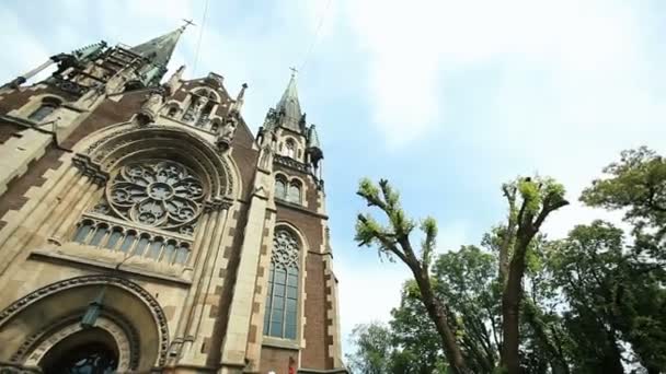 Посмотрите снизу на красивую готическую церковь — стоковое видео
