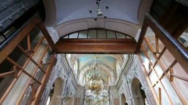 Beyaz rakamlar ve çiçekler ile dekore edilmiş muhteşem beyaz kilise yol gösterecek
