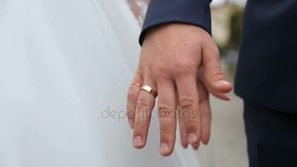 Vőlegény és menyasszony keresztmetszeti ujjaikat egymást kézen pályázati — Stock videók