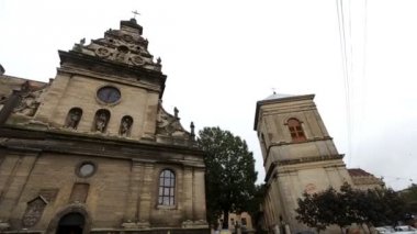 Koyu gri duvarlar ve antik sütunlar ile eski chruch şehir meydanında stand
