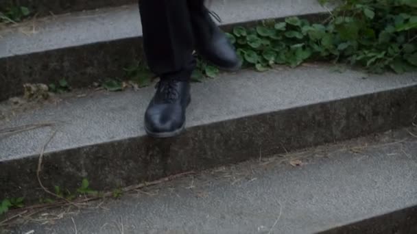 Homme en cuir chaussures descend 
