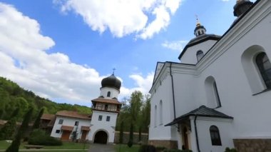 Güzel beyaz kilise masmavi gökyüzü altında bakmak