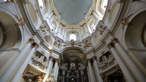 Witte pijlers hodl plafond van oude kerk — Stockvideo