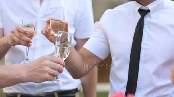 Hommes en chemises blanches clang verres avec champagne — Video