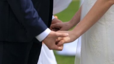 Gelin ve damat birbirlerine ellerini sıkıca tutun