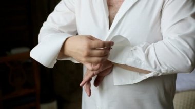 Adam geniş omuzları ile onun kolları düğmeleri