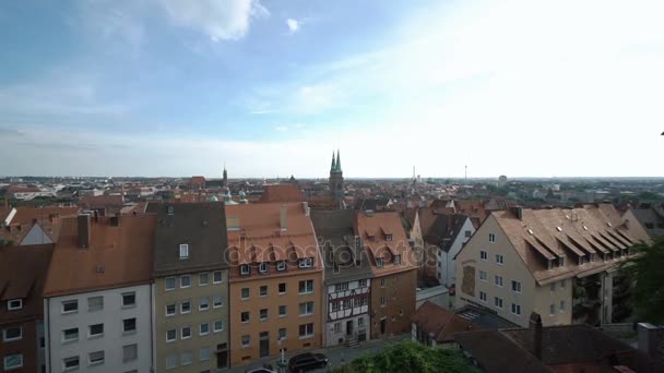 Blick von oben auf die alte europäische Stadt mit roten und grünen Dächern — Stockvideo