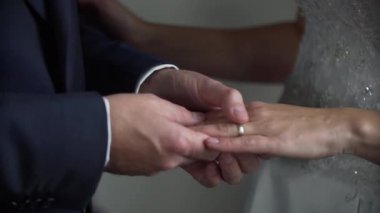Damat mavi elbiseli nikah yüzüğü gelinler ihale el koyar.