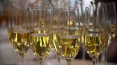 Köpüklü şampanya gözlüklü beyaz masaya standı