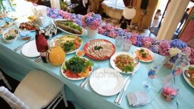 Mavi sofra düğün için hazırlanmış birçok yemekler servis