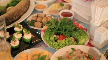 Sebze ve balık beyaz akşam yemeği masaya servis