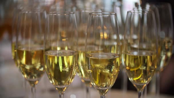 Espumosas copas con soporte de champán sobre mesa blanca — Vídeos de Stock