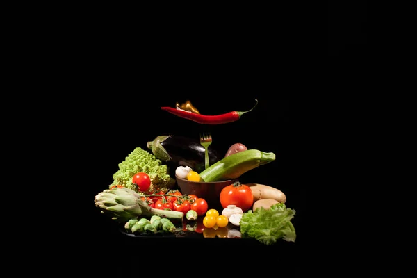 Conjunto de verduras multicolores sobre fondo negro. Enfoque selectivo —  Fotos de Stock