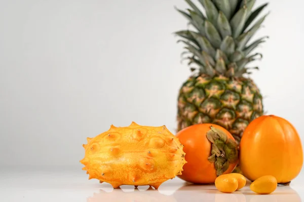 Frutas jugosas tropicales maduras sobre fondo blanco — Foto de Stock