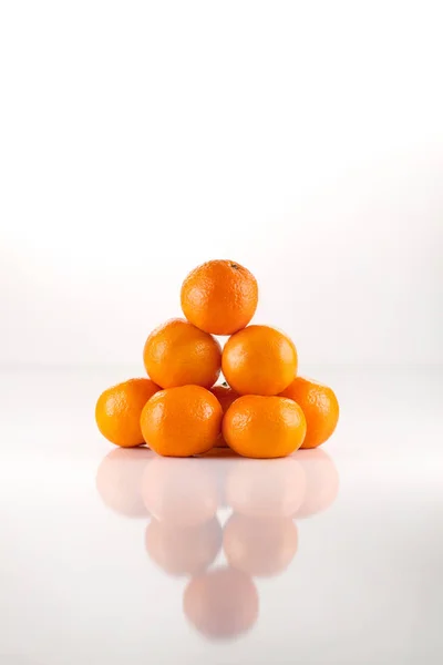 Tangerine sinaasappelen piramide geïsoleerd op witte achtergrond. — Stockfoto