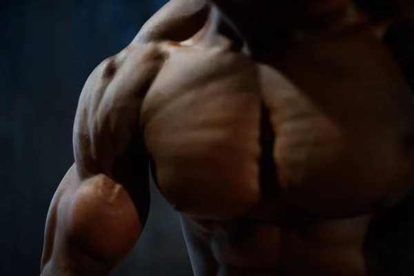 Primer plano de una mano de hombre de fitness. Fuerte y guapo joven culturista demostrar sus músculos y bíceps — Foto de Stock