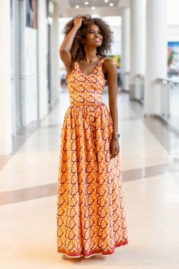 Çekici Afro-Amerikan kadın kadar güzel elbise daimi bir alışveriş merkezi.