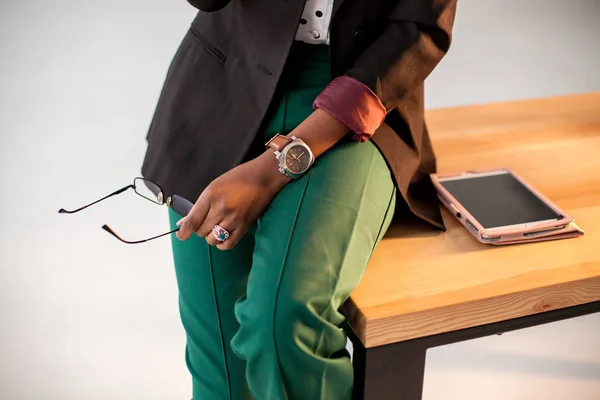 Geschäftszubehör. Brille, Uhr und Businesskleidung, Tablet. — Stockfoto