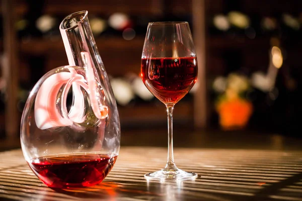 Крупный план графина и бокала, наполненные красным вином . — стоковое фото
