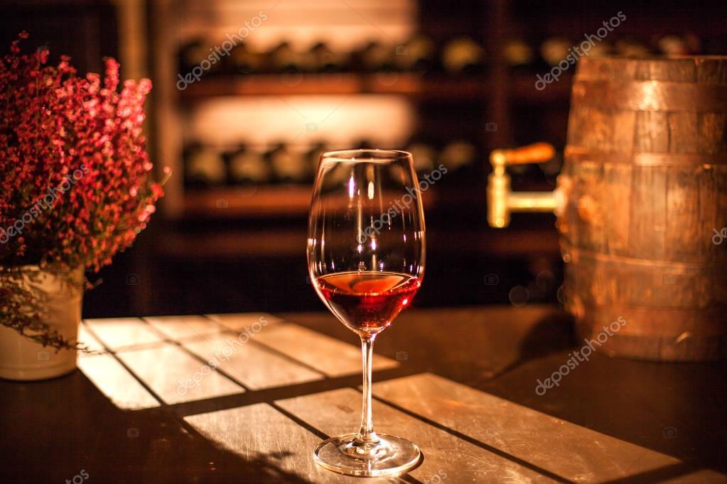 Imágenes: copas de vino y flores | Copa vino colocado en la mesa de