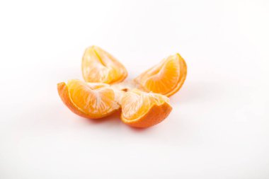 Mandalina beyaz bir masanın üzerine yerleştirilen dört bölümden