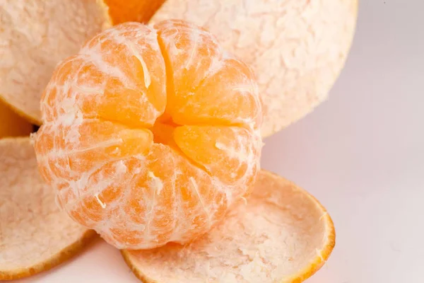 Ongepelde tangerine weergave op een witte achtergrond — Stockfoto