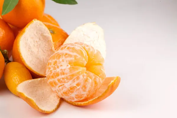 Ongepelde tangerine op een witte ondergrond voor mandarijnen. — Stockfoto