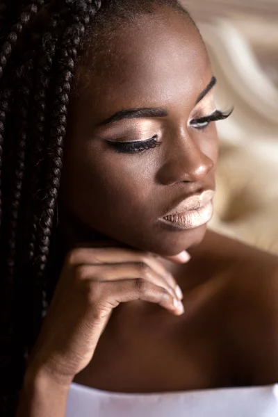 Retrato de rosto bonito de mulher americana africana com maquiagem agradável . — Fotografia de Stock