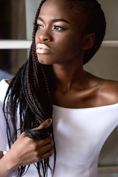 Ritratto di bella ragazza afroamericana attraente in abito bianco e con dreadlocks o trecce africane . — Foto Stock