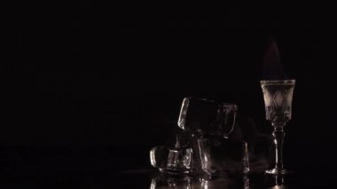 Buz küpleri ve yanık alkol kokteyli