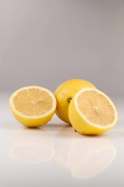 Limon beyaz bir yüzeye. Yarım limon. Olgunlaşmış meyve