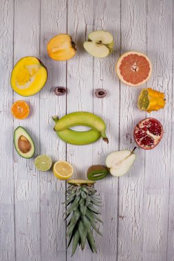 Bir şekil bir yüz verme bir daire içinde yerleştirilen çeşitli yarıya meyve